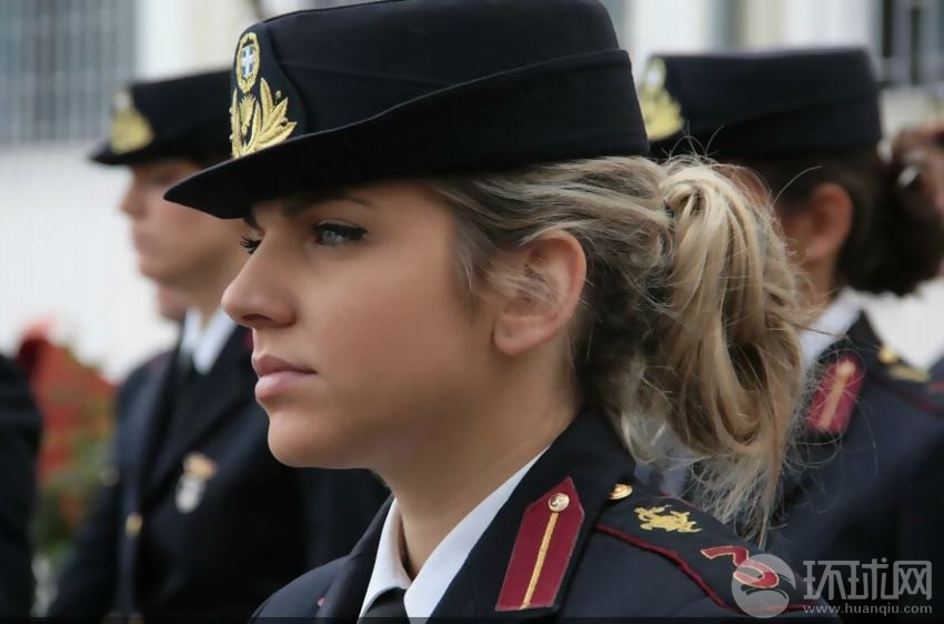 希腊三军女兵集体亮相眉宇间展露浪漫神韵