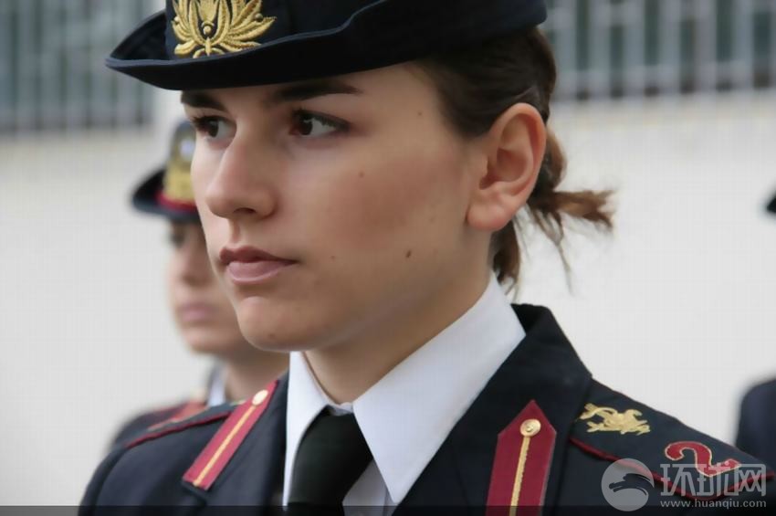 希腊三军女兵集体亮相眉宇间展露浪漫神韵