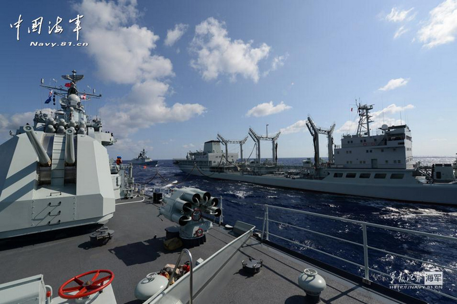 中国海军大规模舰队在西太平洋开展补给训练