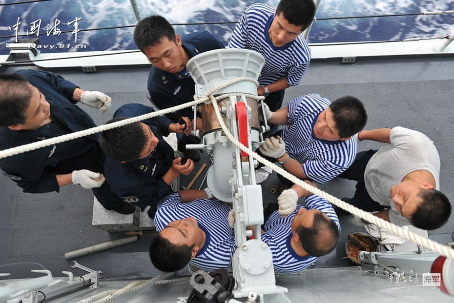 中国海军大规模舰队在西太平洋开展补给训练