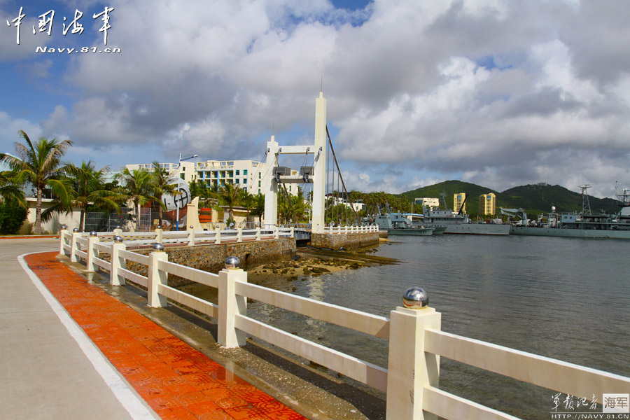 官媒曝光南海舰队三亚榆林军港内景