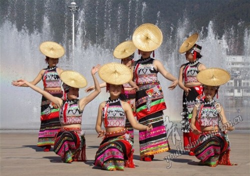 云南花腰傣族靓丽女民兵能文能武