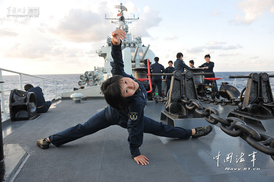 深蓝玫瑰:中国海军女舰员远洋训练特写