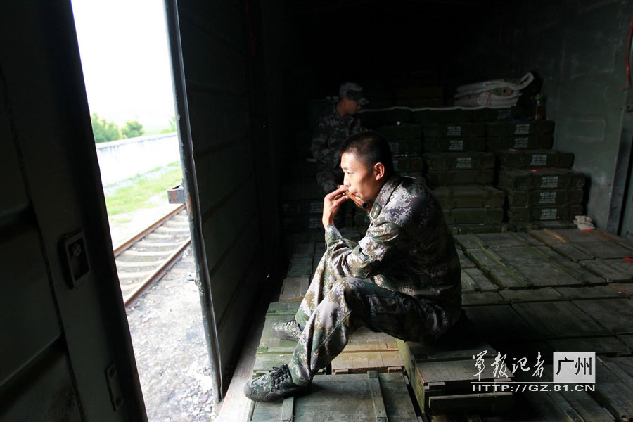 军事摄影作品:我是押运兵