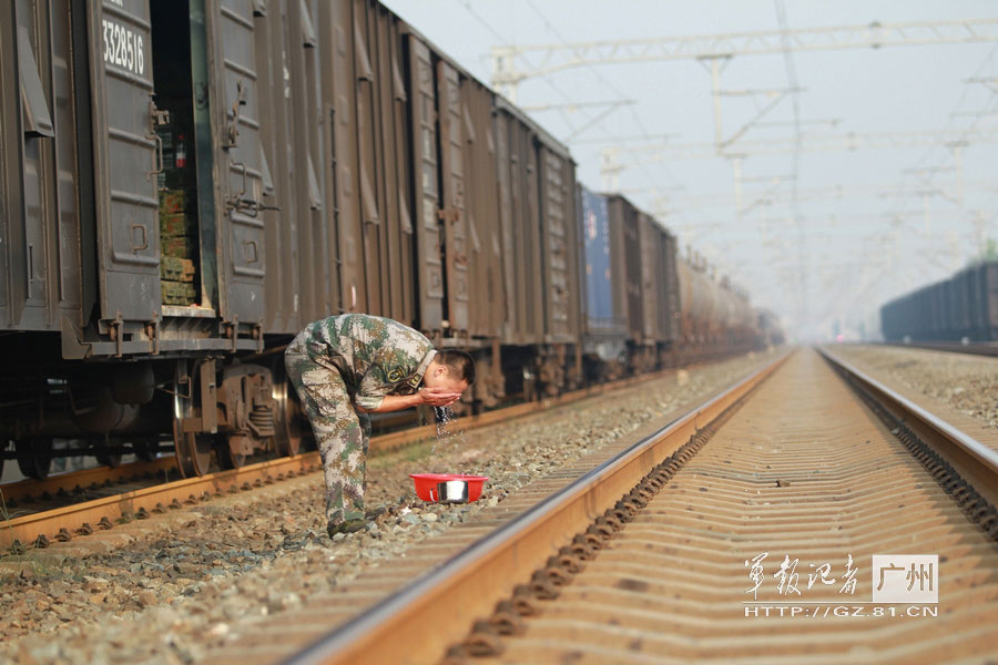 军事摄影作品:我是押运兵