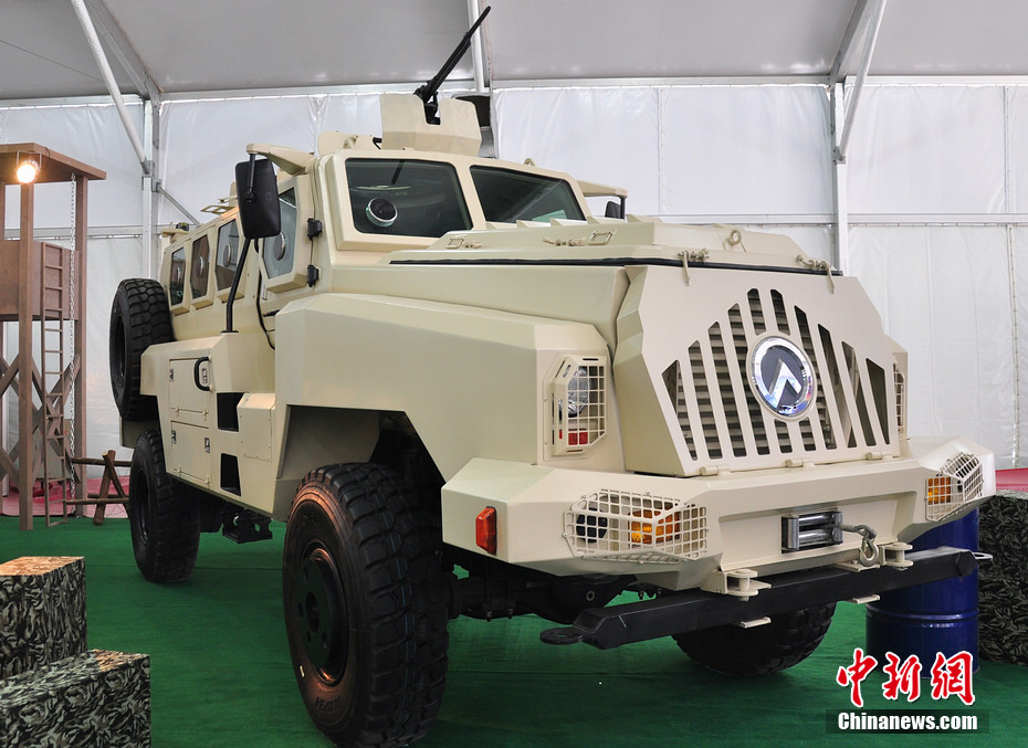 国产多用途防地雷反伏击车现身珠海航展
