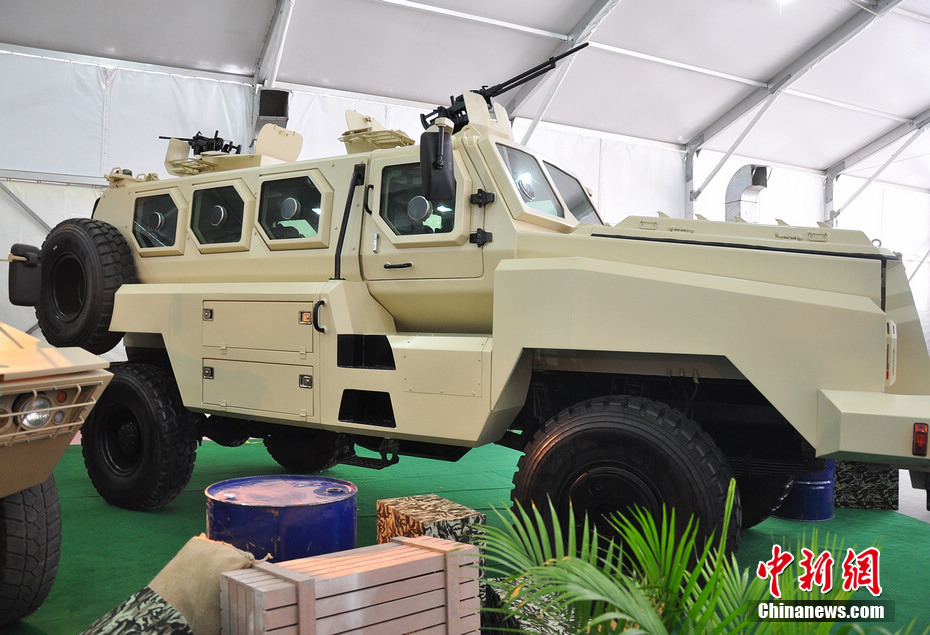 国产多用途防地雷反伏击车现身珠海航展