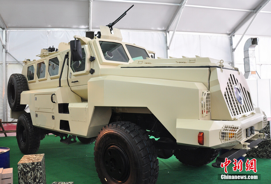 国产多用途防地雷反伏击车现身珠海航展