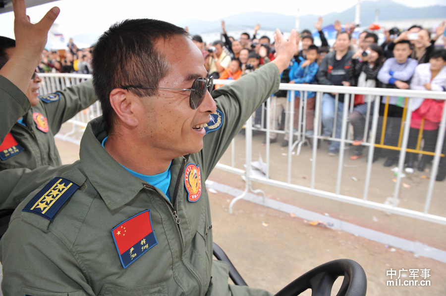 歼十献技珠海航展闭幕式 现场大呼中国空军万岁