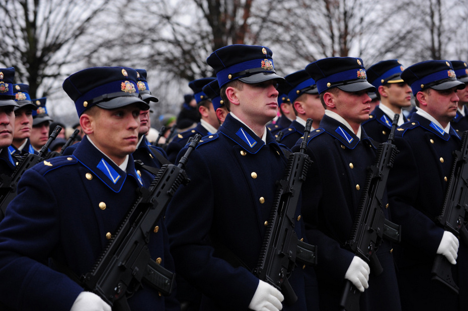 拉脱维亚举行阅兵式庆祝独立日