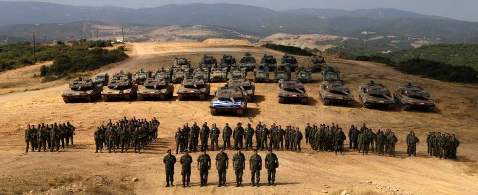 希腊重装甲部队开展大阵仗进攻演练