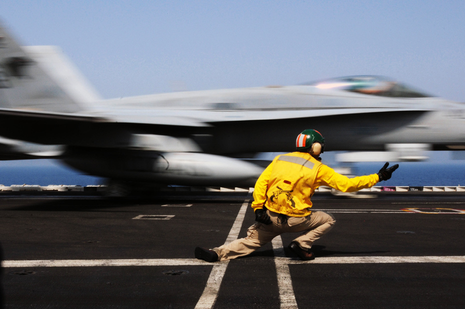 图为美国海军舰载机起飞时起飞助理的手势点击进入中新网军事频道发布
