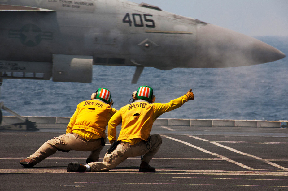 航母上的那些事图解美国海军航空兵手势信号