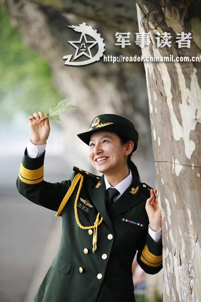 美丽女军官扎根军营 战友送爱称“衡管家”-中新网