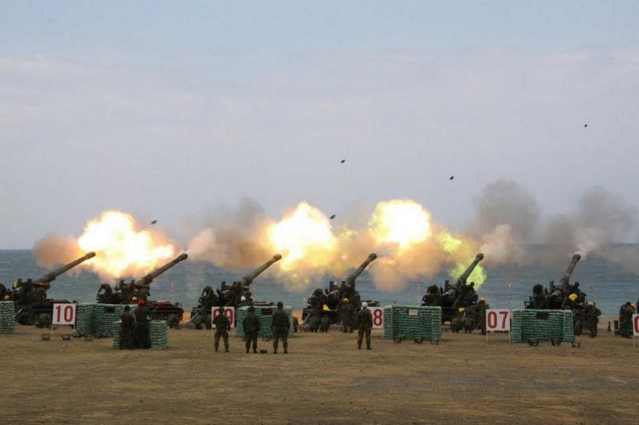 罕见台湾重型火炮群齐射场面震撼