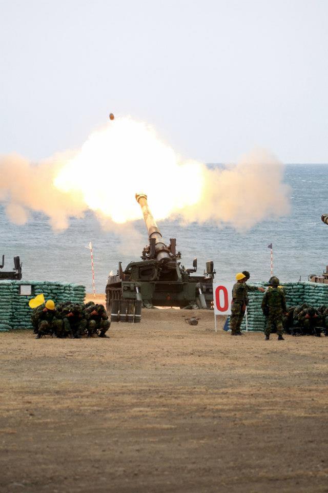 罕见台湾重型火炮群齐射场面震撼