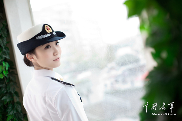 海军女少尉舞技精湛 11岁入伍常下基层慰问