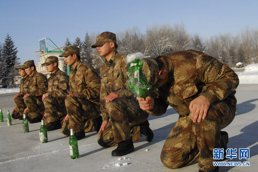 黑龙江边防战士赤裸上身雪地里训练 (3/6)
