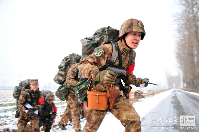 北京军区响箭特战旅风雪中拉练