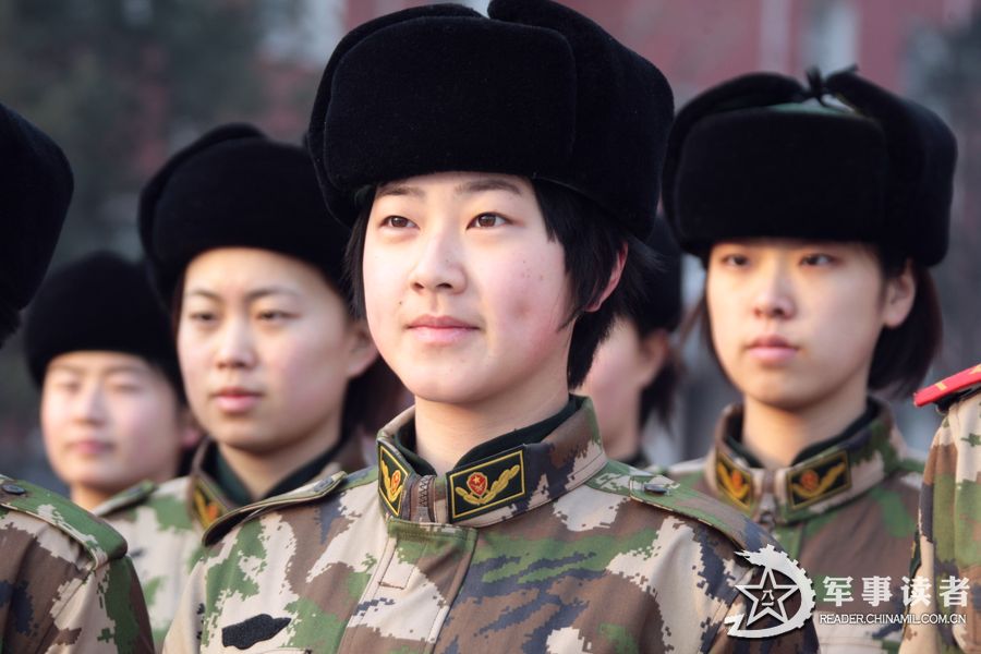 北京武警新训开始:女新兵剪下长发显清爽