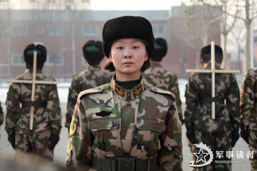 北京武警新训开始女新兵剪下长发显清爽