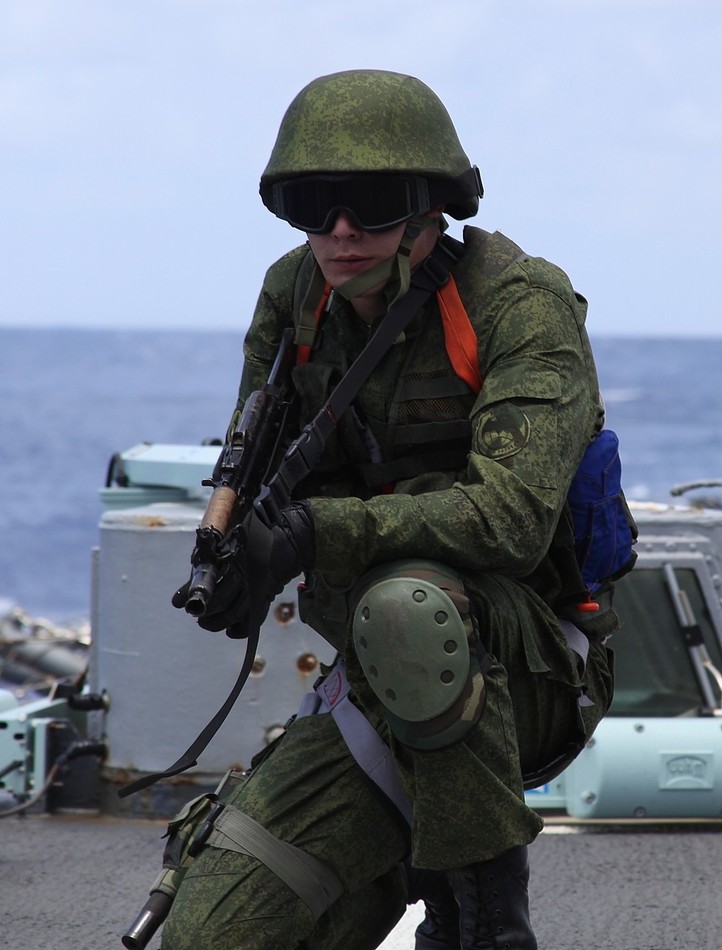 美俄联演:俄军士兵持枪空降美军战舰