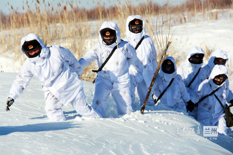 部队配发新型雪地伪装服 告别披白床单伪装