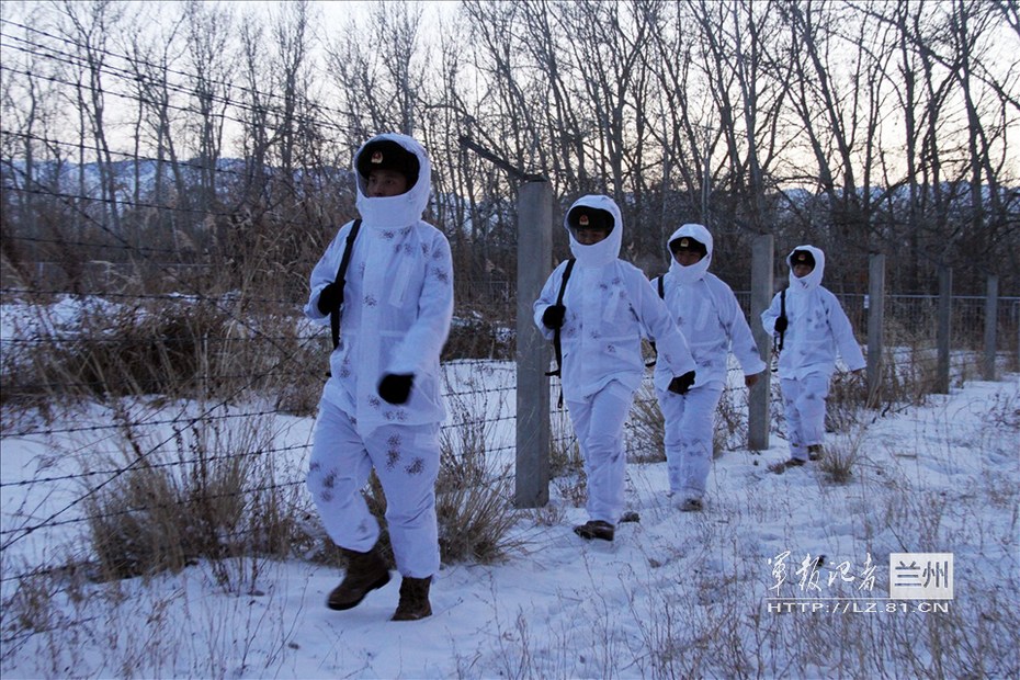 部队配发新型雪地伪装服告别披白床单伪装