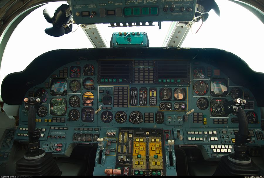 俄军图-160战略轰战机驾驶舱曝光