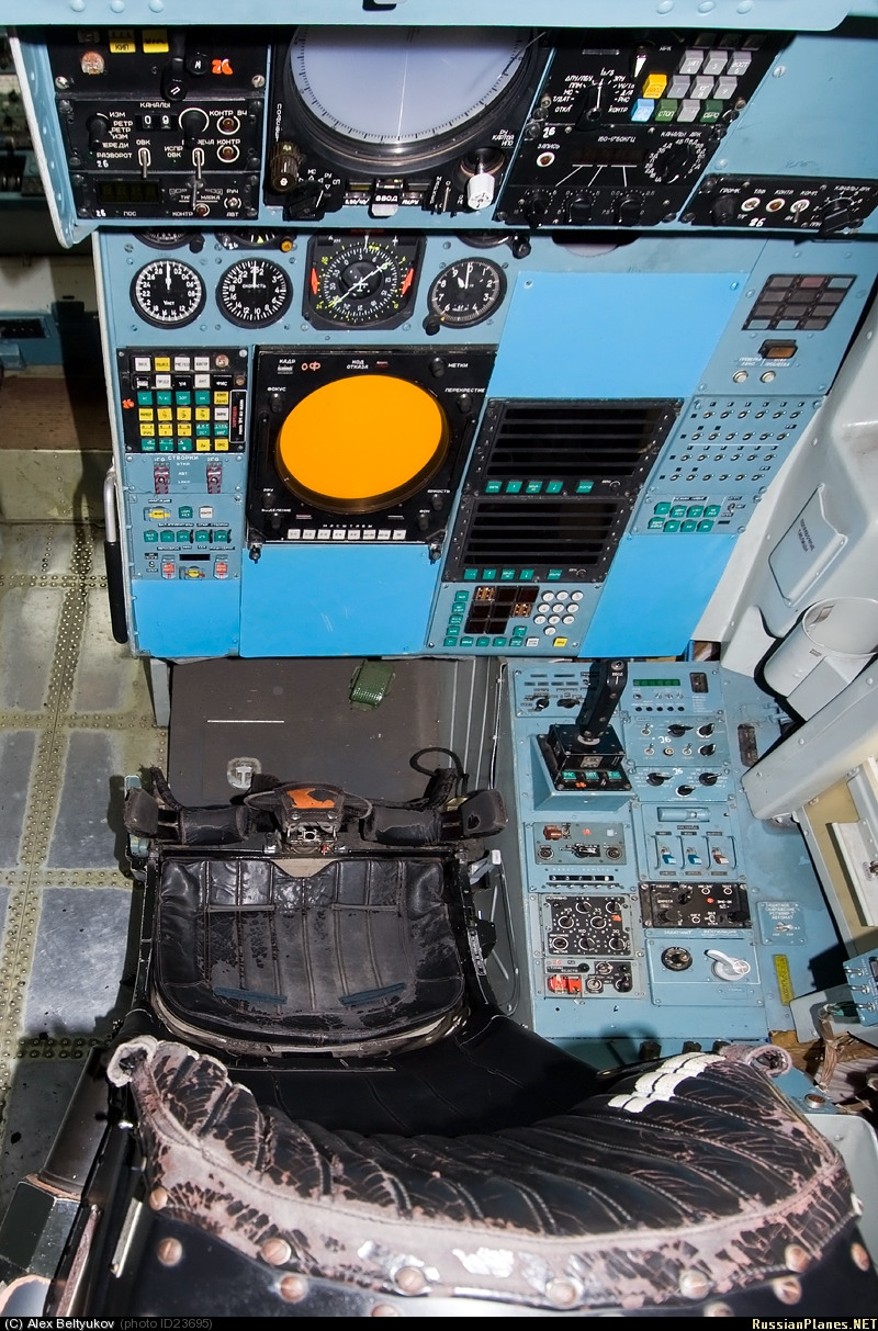 飞行巨兽俄军图160战略轰战机驾驶舱曝光