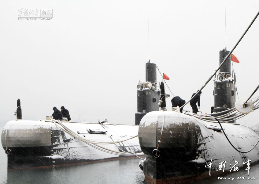 中国某军港常规潜艇群曝光 艇身被积雪覆盖