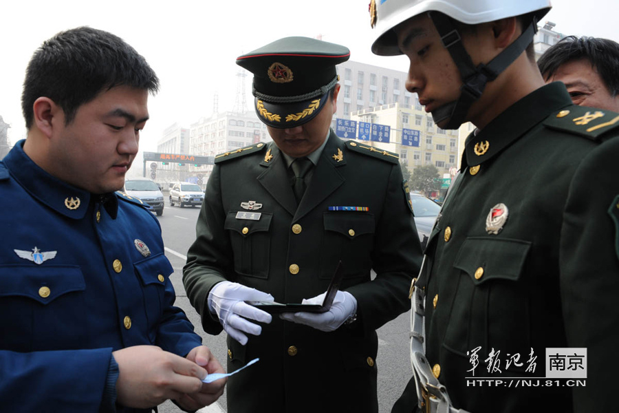 南京出动警备纠察队严抓严打军车耍特权