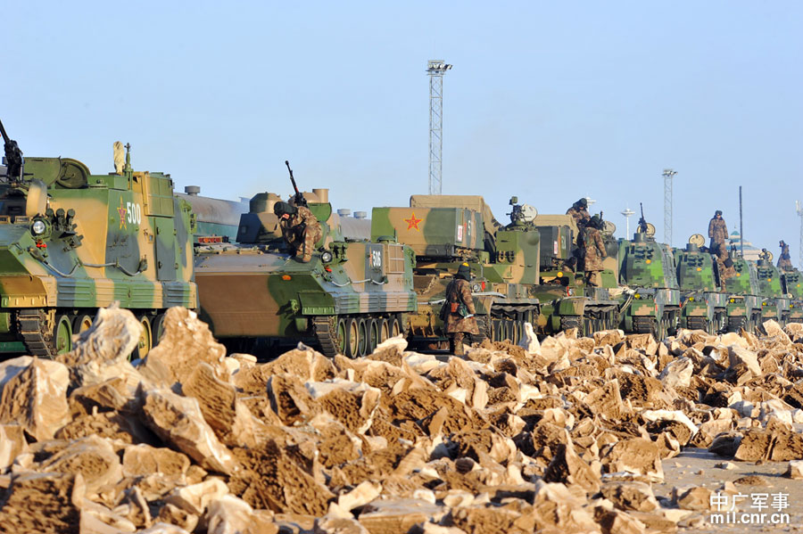 解放军最大规模冬训展开 重型装备群猛烈冲击