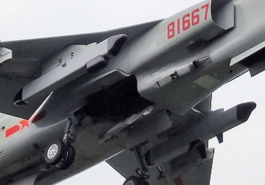 "电子豹"咆哮:歼轰-7挂载电子吊舱出击 (2/13)