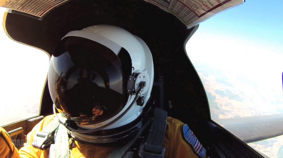 美军u-2侦察机飞行员悠悠然高空玩自拍