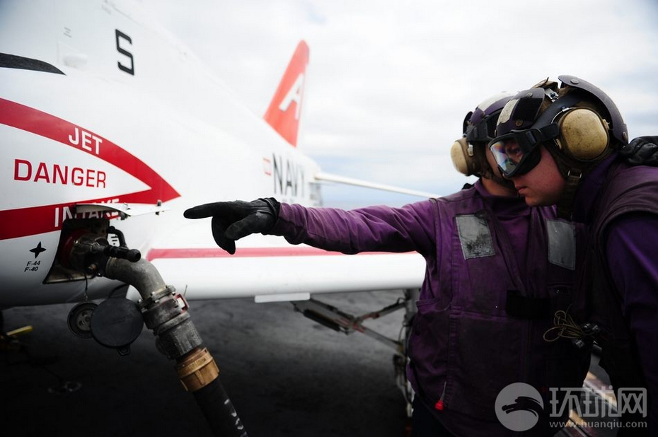 美军舰载机起飞指挥官摆出标准航母style