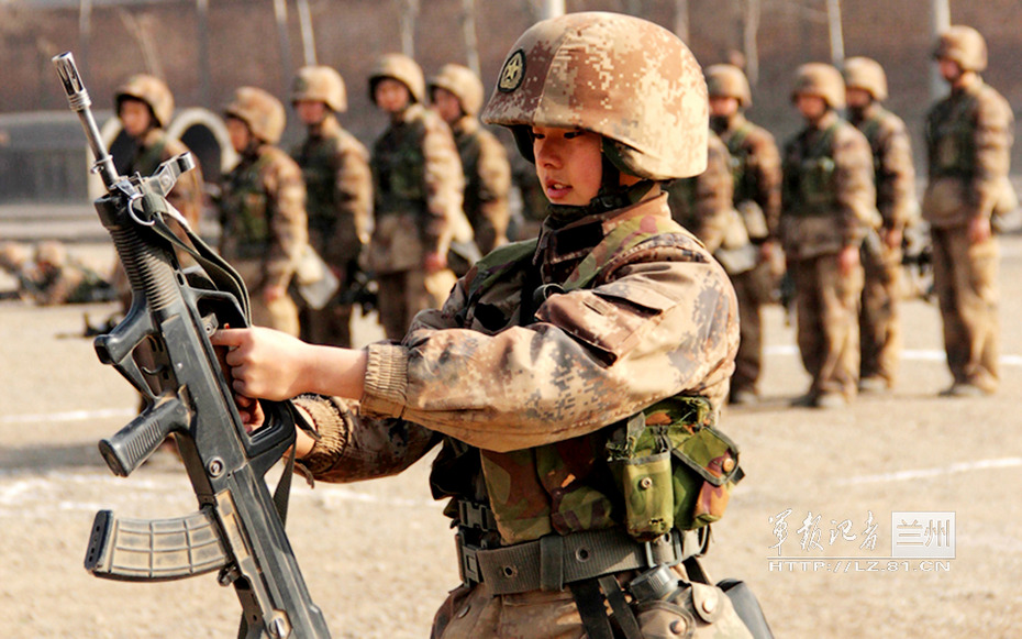 解放军整排女新兵操练步枪投掷手榴弹