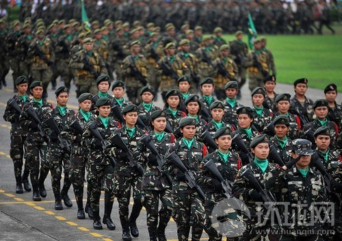 菲律宾女兵残酷训练写照头顶香蕉吃午饭