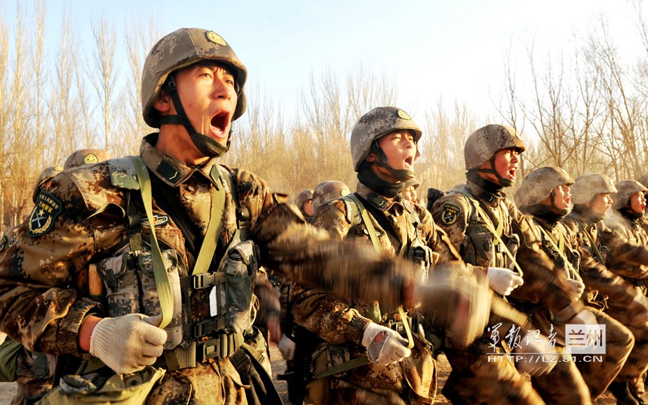 解放军新训花样多马步冲砖蹲姿爬行受青睐