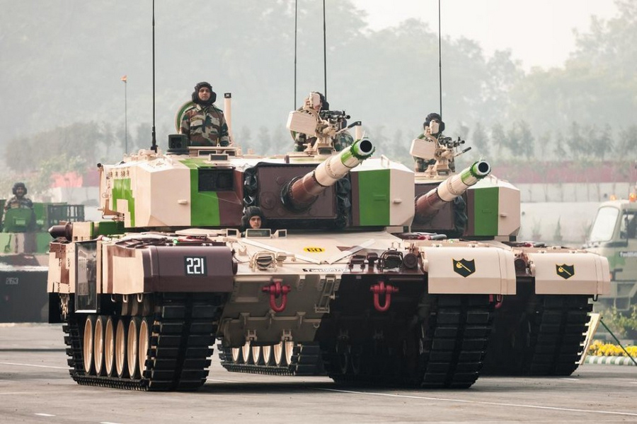 印度陆军主力战车倾巢出动 女装甲兵首亮相