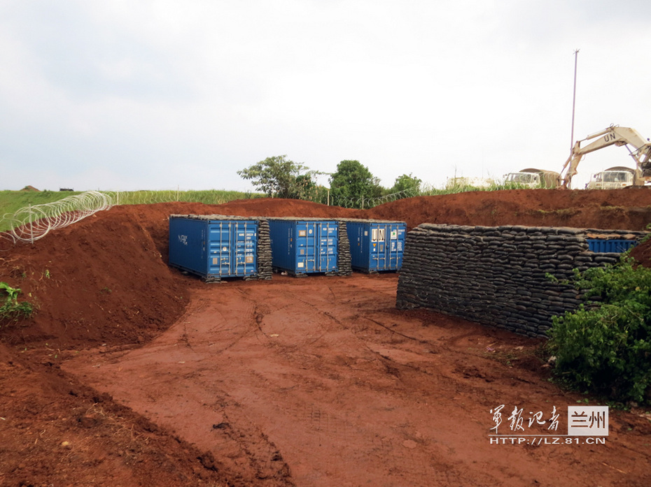 中国维和官兵为乌克兰直升机部队修建弹药库