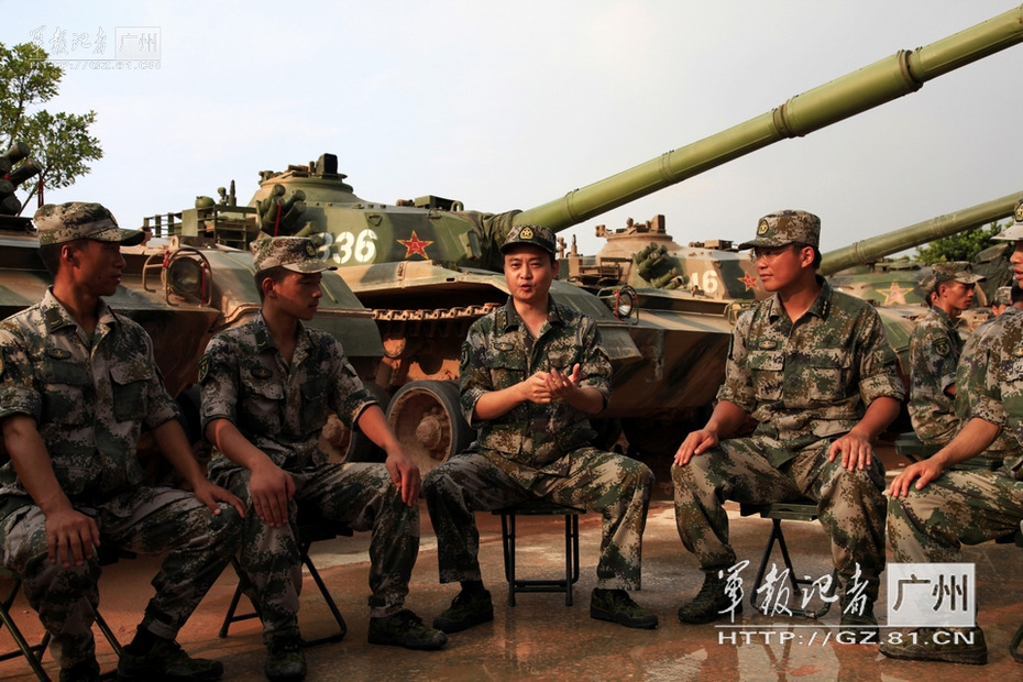 中国装甲兵集训现场96式坦克群高速奔驰