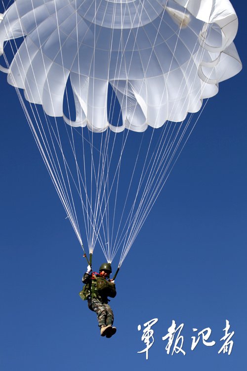 空中霸王花:中国女特种兵演练高空跳伞