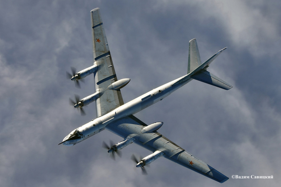 果然凶狠:俄军图-95ms战略轰炸机破云飞行