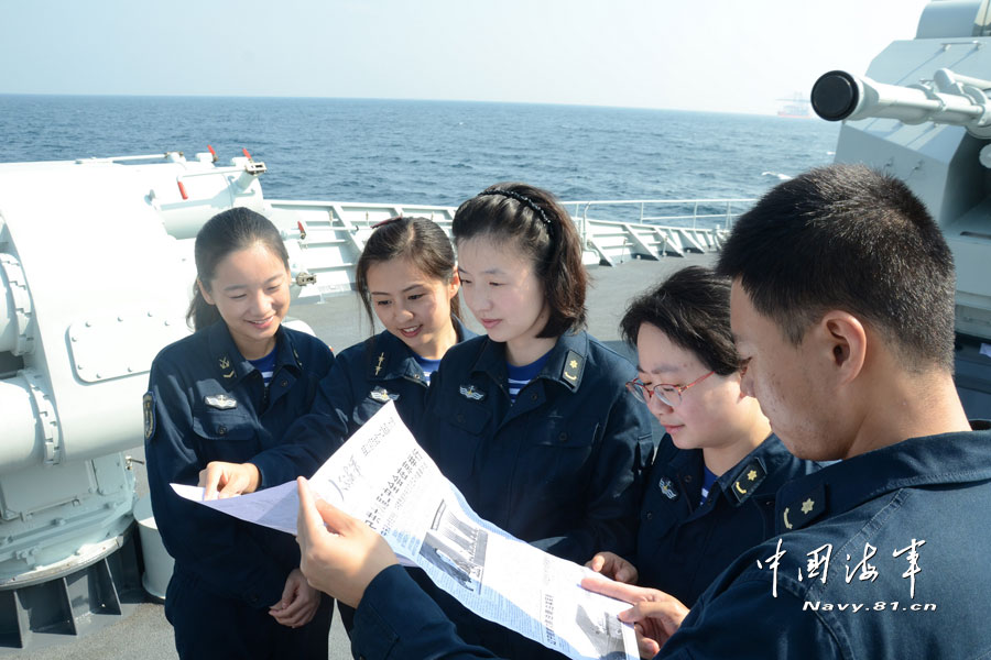 中国海军美女舰员穿经典海魂衫留影