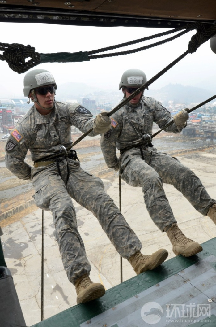 驻韩美军空降训练上演"天降神鹰"-中新网