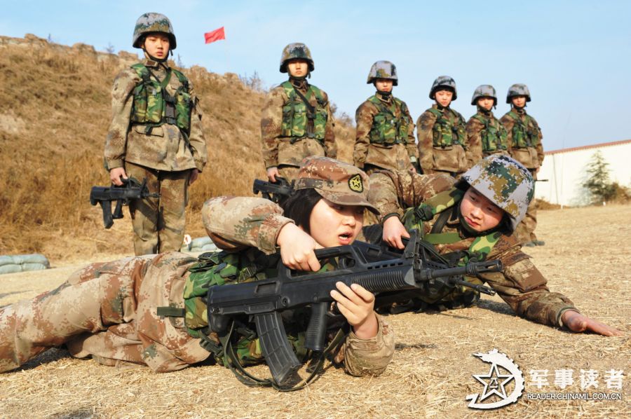 解放军女兵训练场上摸爬滚打毫无娇气