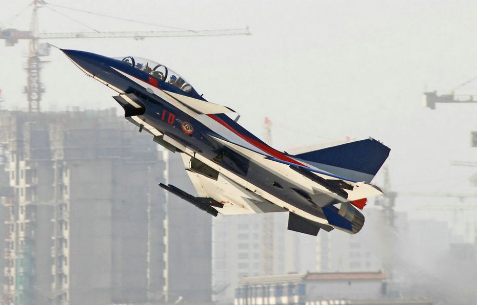 67国驻华武官零距离接触歼-10战机