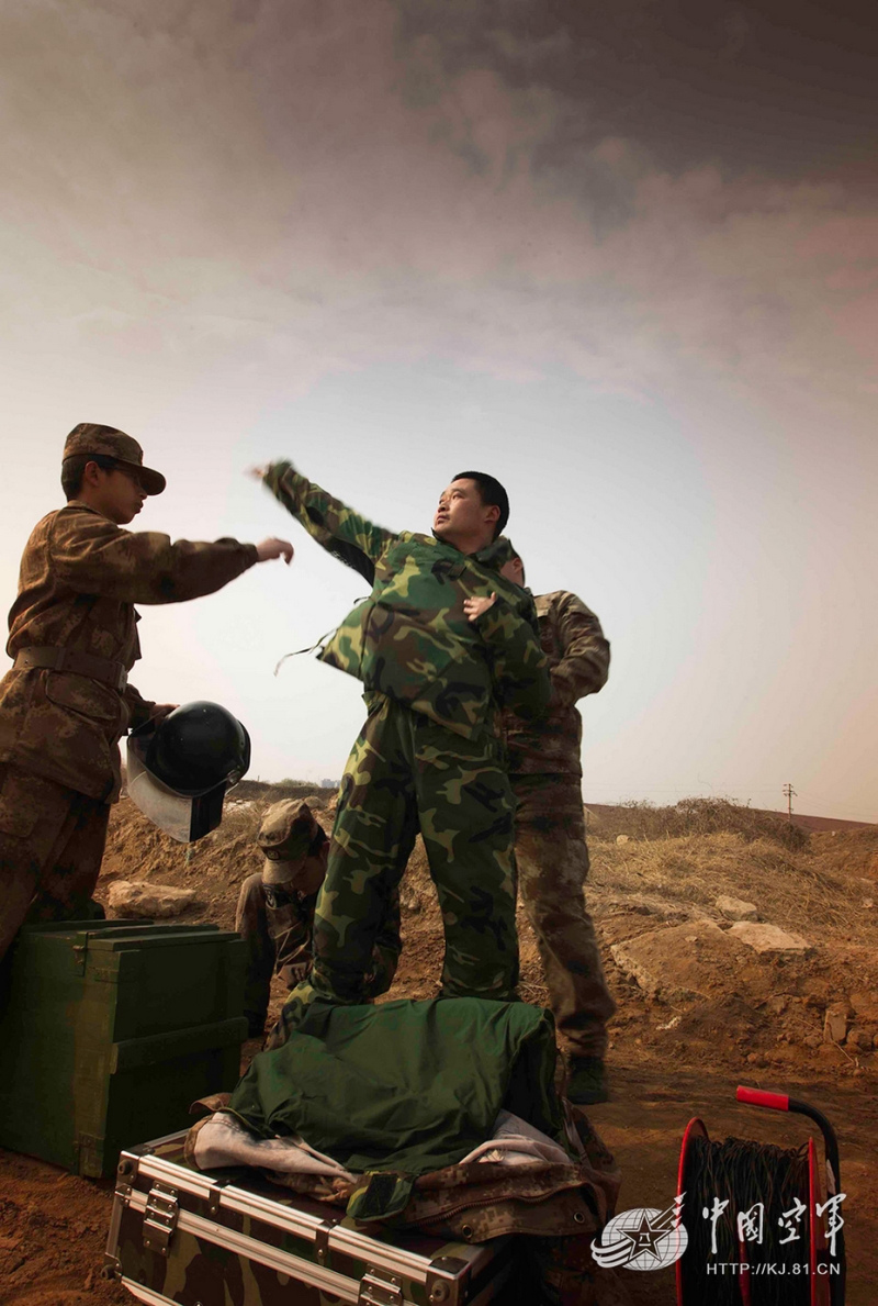 心悬嗓子眼全程拍摄中国排弹兵拆毁炸弹