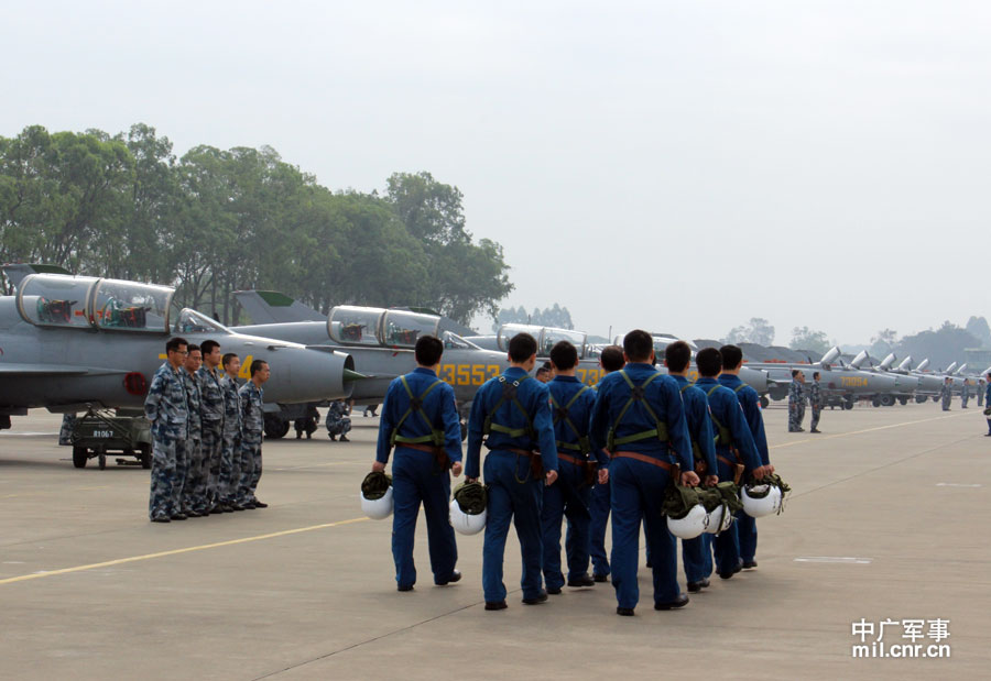 广空驻西南战略要地歼-7部队训练打地靶